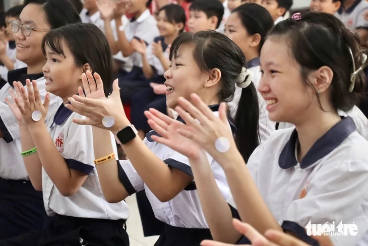 Một ngày làm tuổi thơ rực sáng: Sinh viên TP.HCM đưa kịch và ảo thuật đến trẻ em cơ nhỡ Một ngày làm tuổi thơ rực sáng: Sinh viên TP.HCM đưa kịch và ảo thuật đến trẻ em cơ nhỡ