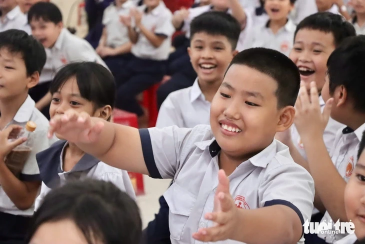 Một ngày làm tuổi thơ rực sáng: Sinh viên TP.HCM đưa kịch và ảo thuật đến trẻ em cơ nhỡ Một ngày làm tuổi thơ rực sáng: Sinh viên TP.HCM đưa kịch và ảo thuật đến trẻ em cơ nhỡ