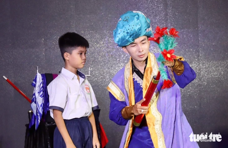 Một ngày làm tuổi thơ rực sáng: Sinh viên TP.HCM đưa kịch và ảo thuật đến trẻ em cơ nhỡ Một ngày làm tuổi thơ rực sáng: Sinh viên TP.HCM đưa kịch và ảo thuật đến trẻ em cơ nhỡ
