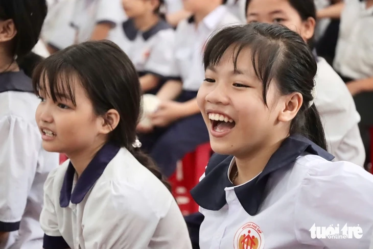 Một ngày làm tuổi thơ rực sáng: Sinh viên TP.HCM đưa kịch và ảo thuật đến trẻ em cơ nhỡ Một ngày làm tuổi thơ rực sáng: Sinh viên TP.HCM đưa kịch và ảo thuật đến trẻ em cơ nhỡ