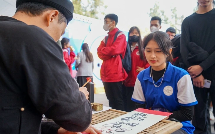 Mượn thư pháp nói chuyện về văn hóa Việt Mượn thư pháp nói chuyện về văn hóa Việt