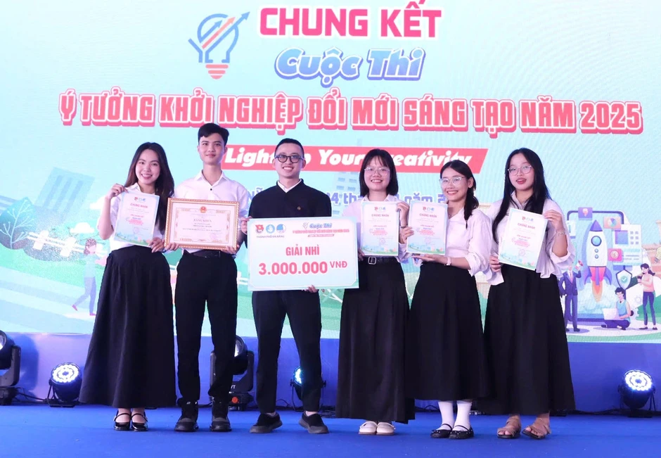 Nam sinh biến vỏ lạc thành gel giảm đau cho bạn nữ Nam sinh biến vỏ lạc thành gel giảm đau cho bạn nữ
