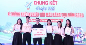 Nam sinh biến vỏ lạc thành gel giảm đau cho bạn nữ