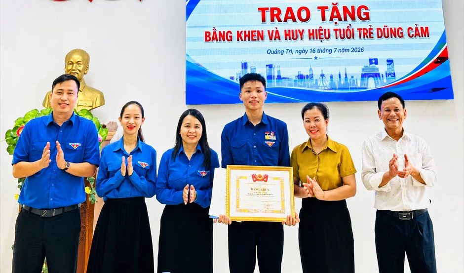 Nam sinh được trao Huy hiệu 'Tuổi trẻ dũng cảm' từng đoạt giải Nhất ‘Sáng tạo trẻ’ Nam sinh được trao Huy hiệu 'Tuổi trẻ dũng cảm' từng đoạt giải Nhất ‘Sáng tạo trẻ’