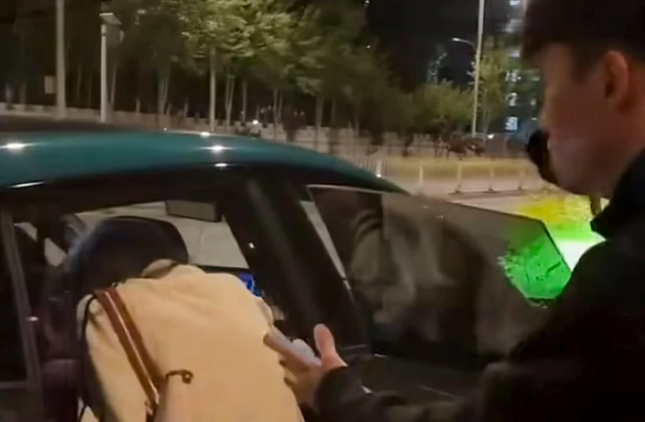 Nam sinh lái xe suốt 1.300 km đưa người lạ về quê gặp mẹ lần cuối