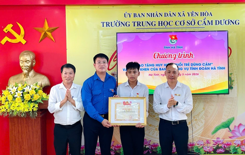 Nam sinh lớp 9 cứu người đuối nước nhận Huy hiệu Tuổi trẻ dũng cảm Nam sinh lớp 9 cứu người đuối nước nhận Huy hiệu Tuổi trẻ dũng cảm