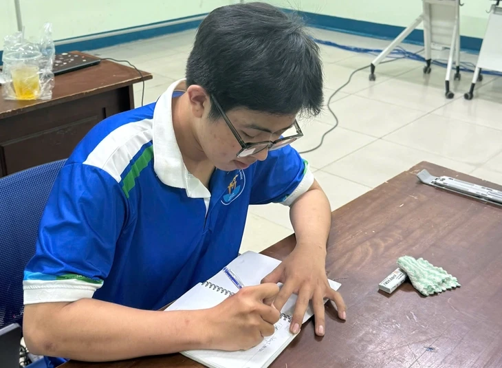 Nam sinh Văn Hiến từng nhuộm tóc, làm đủ việc để kiếm sống giờ vững tin với giấc mơ giảng đường