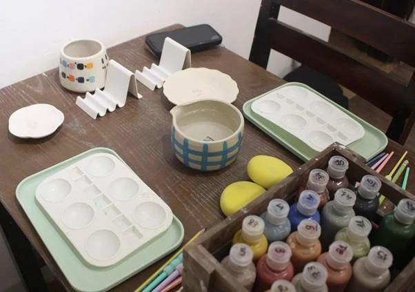 Nặn gốm giữa phố: Trào lưu 'chữa lành' mới của Gen Z Hà Nội Nặn gốm giữa phố: Trào lưu 'chữa lành' mới của Gen Z Hà Nội