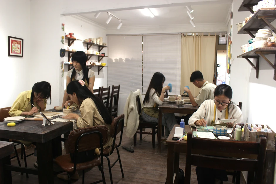 Nặn gốm giữa phố: Trào lưu 'chữa lành' mới của Gen Z Hà Nội Nặn gốm giữa phố: Trào lưu 'chữa lành' mới của Gen Z Hà Nội