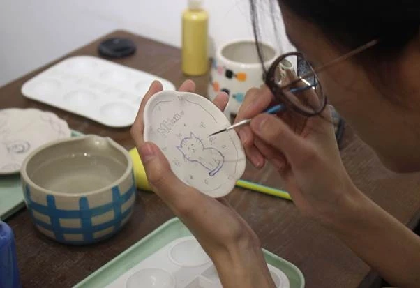 Nặn gốm giữa phố: Trào lưu 'chữa lành' mới của Gen Z Hà Nội Nặn gốm giữa phố: Trào lưu 'chữa lành' mới của Gen Z Hà Nội