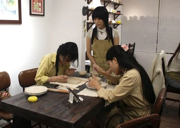 Nặn gốm giữa phố: Trào lưu 'chữa lành' mới của Gen Z Hà Nội Nặn gốm giữa phố: Trào lưu 'chữa lành' mới của Gen Z Hà Nội