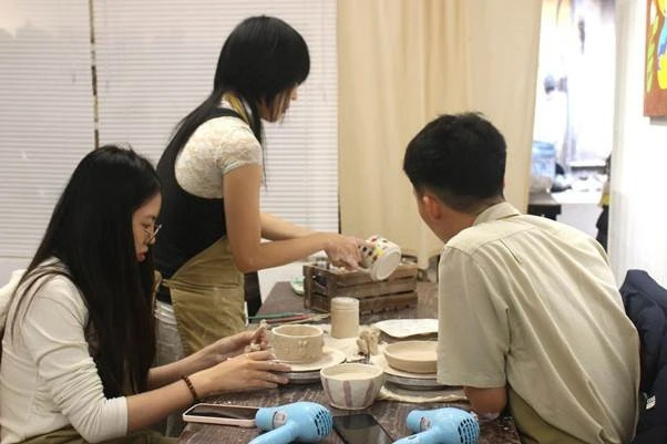 Nặn gốm giữa phố: Trào lưu 'chữa lành' mới của Gen Z Hà Nội Nặn gốm giữa phố: Trào lưu 'chữa lành' mới của Gen Z Hà Nội