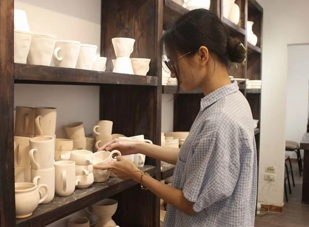 Nặn gốm giữa phố: Trào lưu 'chữa lành' mới của Gen Z Hà Nội Nặn gốm giữa phố: Trào lưu 'chữa lành' mới của Gen Z Hà Nội