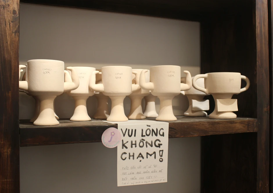 Nặn gốm giữa phố: Trào lưu 'chữa lành' mới của Gen Z Hà Nội Nặn gốm giữa phố: Trào lưu 'chữa lành' mới của Gen Z Hà Nội