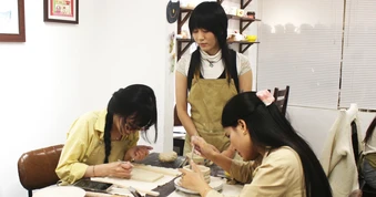 Nặn gốm giữa phố: Trào lưu 'chữa lành' mới của Gen Z Hà Nội