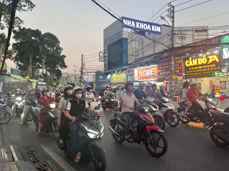Nắng nóng chạm ngưỡng 40 độ, người trẻ rủ nhau sống về đêm Nắng nóng chạm ngưỡng 40 độ, người trẻ rủ nhau sống về đêm