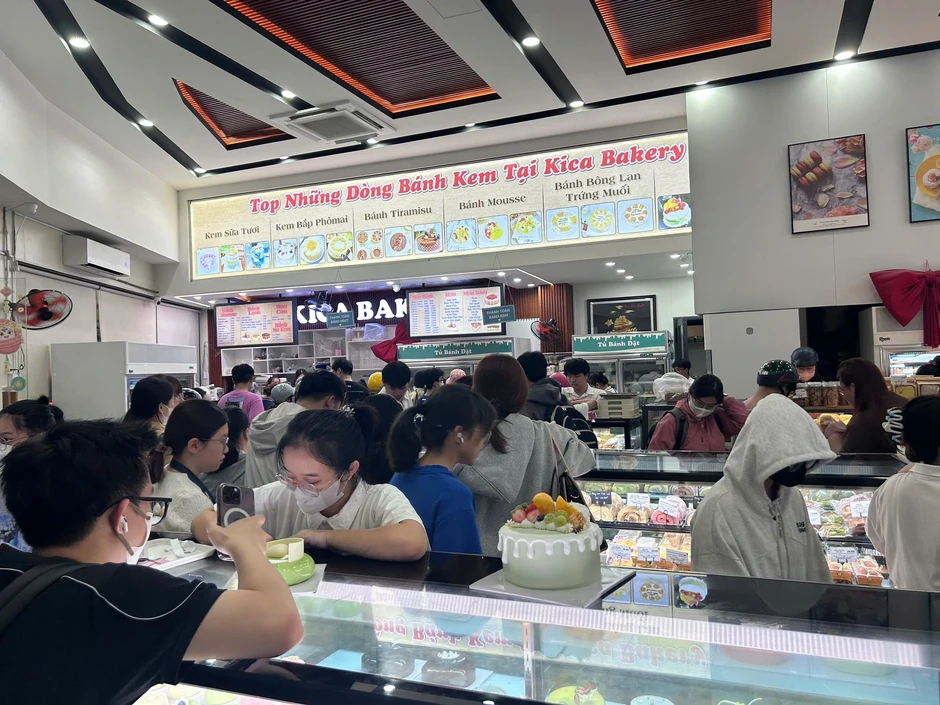 Nắng nóng chạm ngưỡng 40 độ, người trẻ rủ nhau sống về đêm Nắng nóng chạm ngưỡng 40 độ, người trẻ rủ nhau sống về đêm