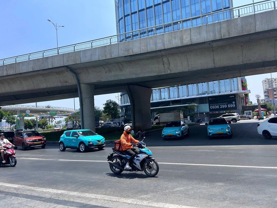 Nắng nóng chạm ngưỡng 40 độ, người trẻ rủ nhau sống về đêm Nắng nóng chạm ngưỡng 40 độ, người trẻ rủ nhau sống về đêm