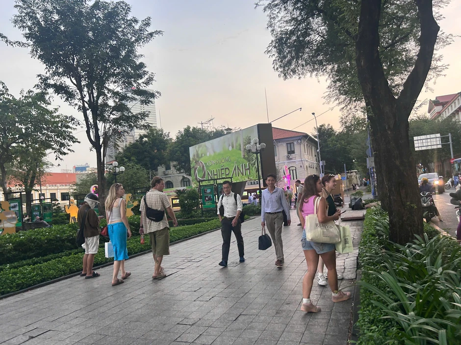 Nắng nóng chạm ngưỡng 40 độ, người trẻ rủ nhau sống về đêm Nắng nóng chạm ngưỡng 40 độ, người trẻ rủ nhau sống về đêm
