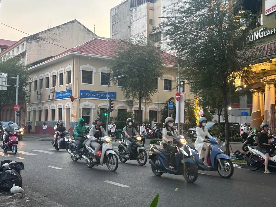 Nắng nóng chạm ngưỡng 40 độ, người trẻ rủ nhau sống về đêm Nắng nóng chạm ngưỡng 40 độ, người trẻ rủ nhau sống về đêm