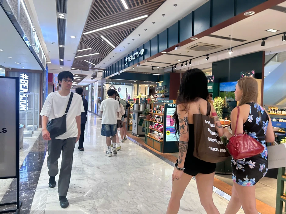Nắng nóng chạm ngưỡng 40 độ, người trẻ rủ nhau sống về đêm Nắng nóng chạm ngưỡng 40 độ, người trẻ rủ nhau sống về đêm