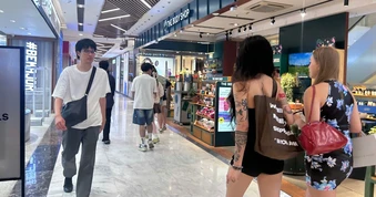 Nắng nóng chạm ngưỡng 40 độ, người trẻ rủ nhau sống về đêm