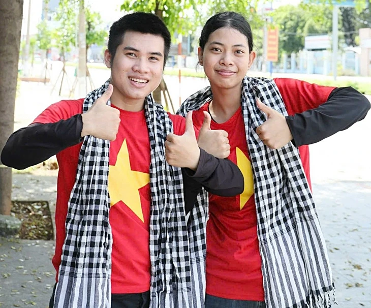 Nên duyên nhờ cùng nhặt rác Nên duyên nhờ cùng nhặt rác