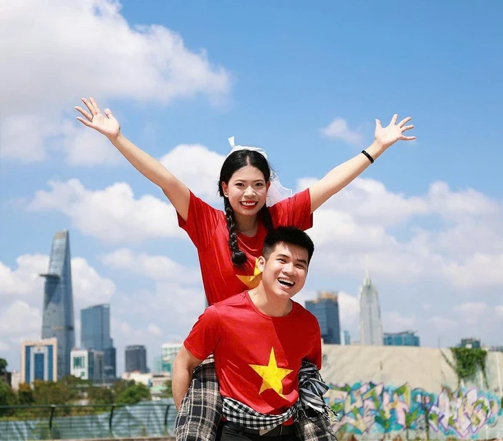 Nên duyên nhờ cùng nhặt rác Nên duyên nhờ cùng nhặt rác