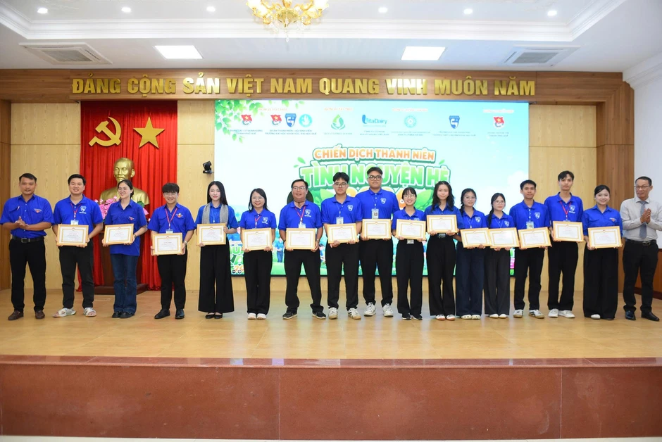 Ngày cao điểm tuổi trẻ Huế hỗ trợ sinh kế, chăm lo người dân vùng cao Ngày cao điểm tuổi trẻ Huế hỗ trợ sinh kế, chăm lo người dân vùng cao