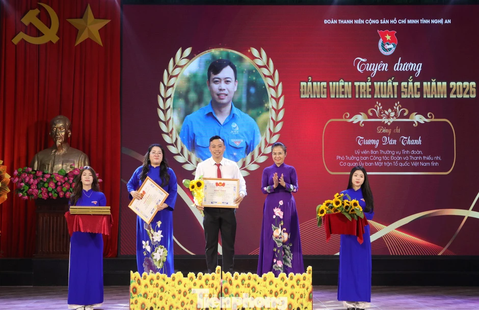 Nghệ An: Tuyên dương đảng viên trẻ xuất sắc và trao giải thưởng Lý Tự Trọng năm 2026 Nghệ An: Tuyên dương đảng viên trẻ xuất sắc và trao giải thưởng Lý Tự Trọng năm 2026