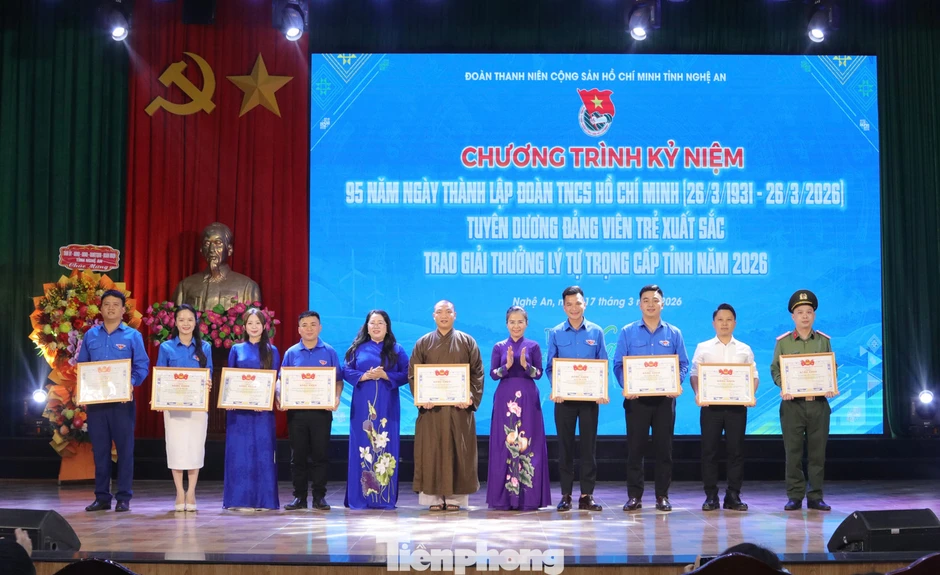 Nghệ An: Tuyên dương đảng viên trẻ xuất sắc và trao giải thưởng Lý Tự Trọng năm 2026 Nghệ An: Tuyên dương đảng viên trẻ xuất sắc và trao giải thưởng Lý Tự Trọng năm 2026