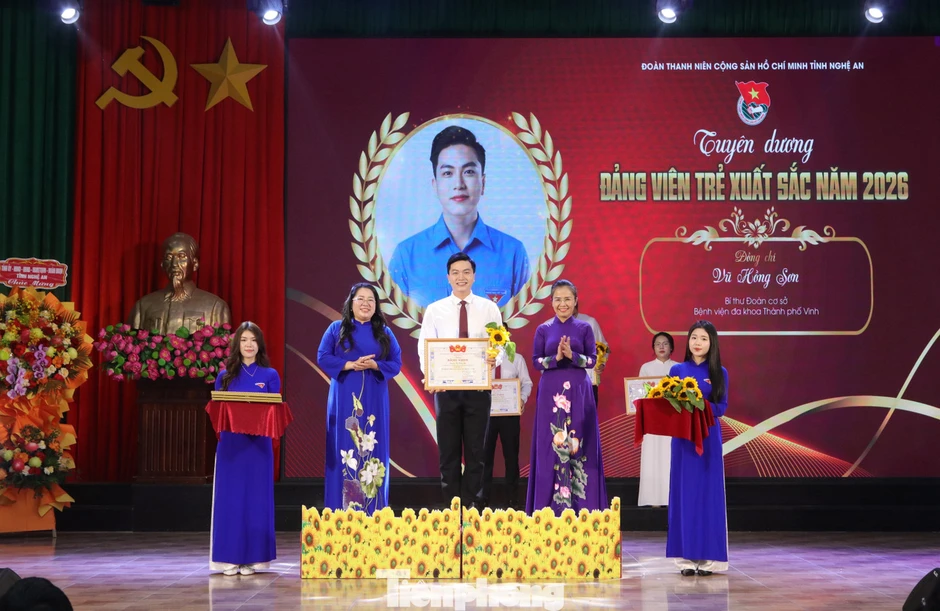 Nghệ An: Tuyên dương đảng viên trẻ xuất sắc và trao giải thưởng Lý Tự Trọng năm 2026 Nghệ An: Tuyên dương đảng viên trẻ xuất sắc và trao giải thưởng Lý Tự Trọng năm 2026