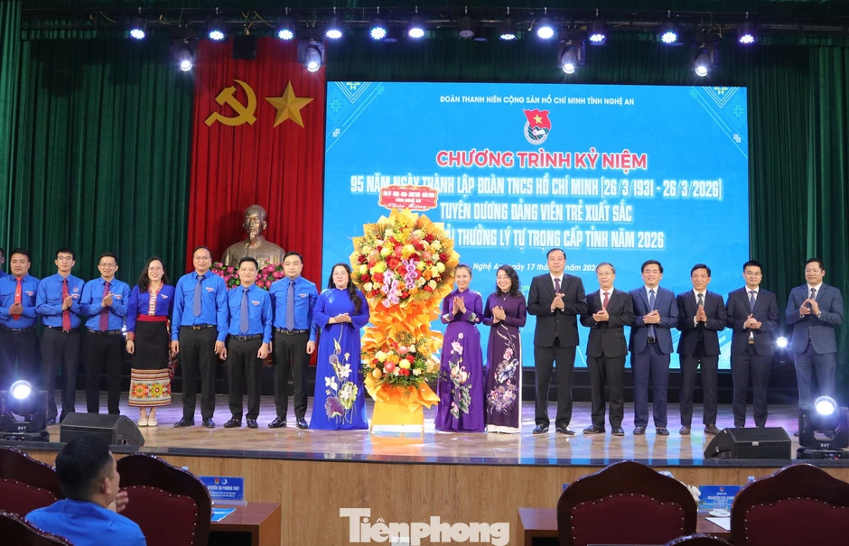 Nghệ An: Tuyên dương đảng viên trẻ xuất sắc và trao giải thưởng Lý Tự Trọng năm 2026 Nghệ An: Tuyên dương đảng viên trẻ xuất sắc và trao giải thưởng Lý Tự Trọng năm 2026