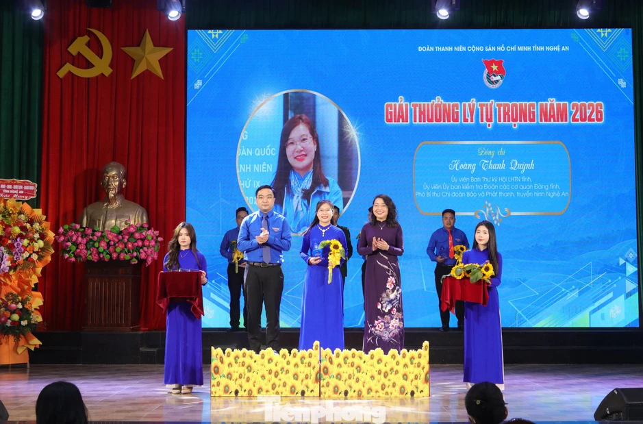 Nghệ An: Tuyên dương đảng viên trẻ xuất sắc và trao giải thưởng Lý Tự Trọng năm 2026 Nghệ An: Tuyên dương đảng viên trẻ xuất sắc và trao giải thưởng Lý Tự Trọng năm 2026