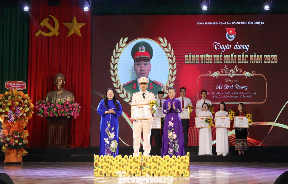 Nghệ An: Tuyên dương đảng viên trẻ xuất sắc và trao giải thưởng Lý Tự Trọng năm 2026 Nghệ An: Tuyên dương đảng viên trẻ xuất sắc và trao giải thưởng Lý Tự Trọng năm 2026