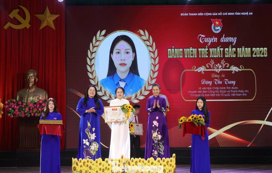 Nghệ An: Tuyên dương đảng viên trẻ xuất sắc và trao giải thưởng Lý Tự Trọng năm 2026 Nghệ An: Tuyên dương đảng viên trẻ xuất sắc và trao giải thưởng Lý Tự Trọng năm 2026