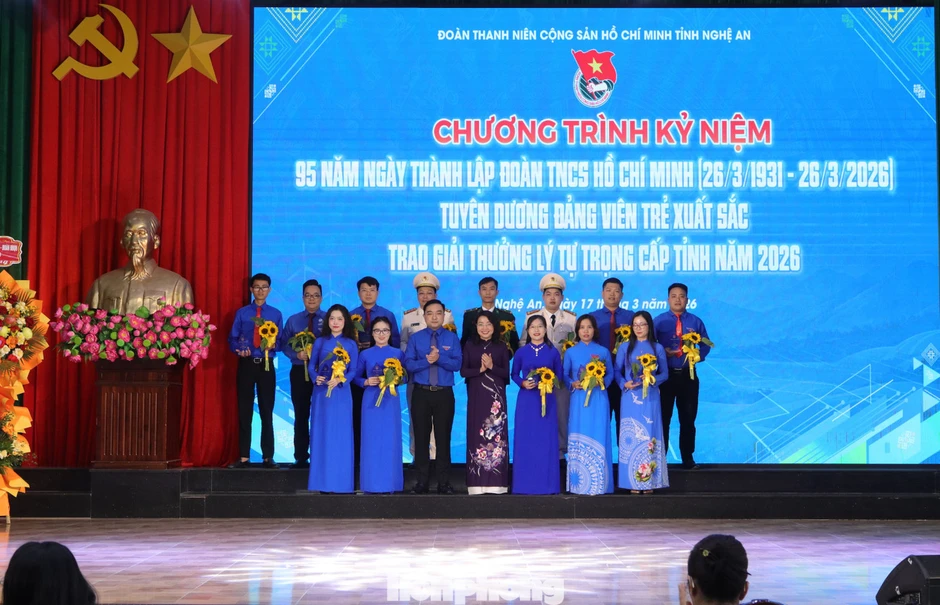 Nghệ An: Tuyên dương đảng viên trẻ xuất sắc và trao giải thưởng Lý Tự Trọng năm 2026 Nghệ An: Tuyên dương đảng viên trẻ xuất sắc và trao giải thưởng Lý Tự Trọng năm 2026