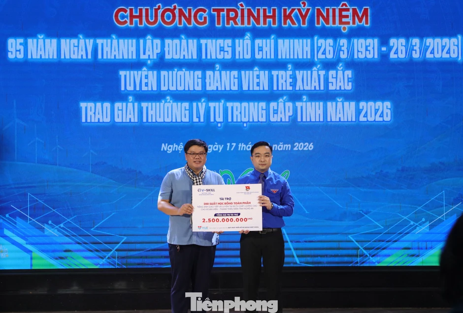 Nghệ An: Tuyên dương đảng viên trẻ xuất sắc và trao giải thưởng Lý Tự Trọng năm 2026 Nghệ An: Tuyên dương đảng viên trẻ xuất sắc và trao giải thưởng Lý Tự Trọng năm 2026