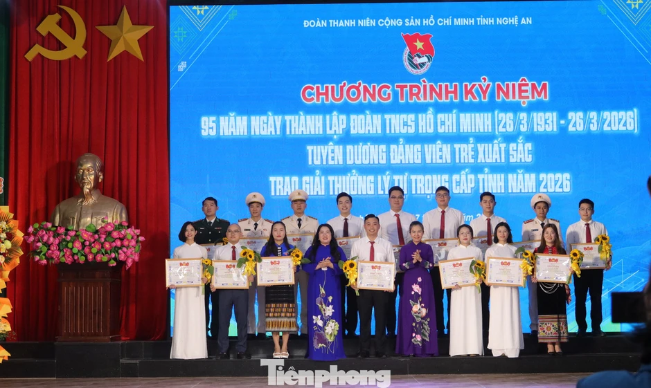 Nghệ An: Tuyên dương đảng viên trẻ xuất sắc và trao giải thưởng Lý Tự Trọng năm 2026 Nghệ An: Tuyên dương đảng viên trẻ xuất sắc và trao giải thưởng Lý Tự Trọng năm 2026