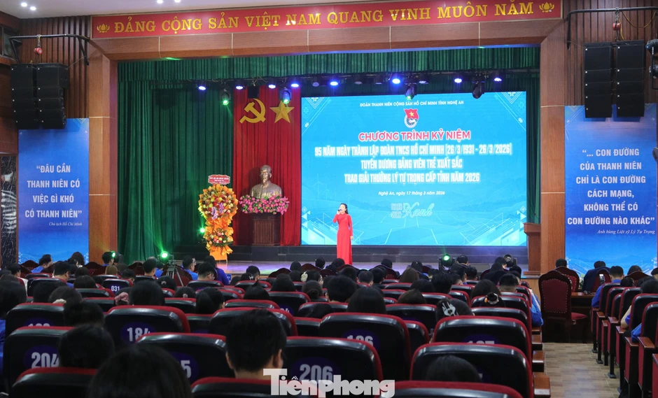 Nghệ An: Tuyên dương đảng viên trẻ xuất sắc và trao giải thưởng Lý Tự Trọng năm 2026 Nghệ An: Tuyên dương đảng viên trẻ xuất sắc và trao giải thưởng Lý Tự Trọng năm 2026