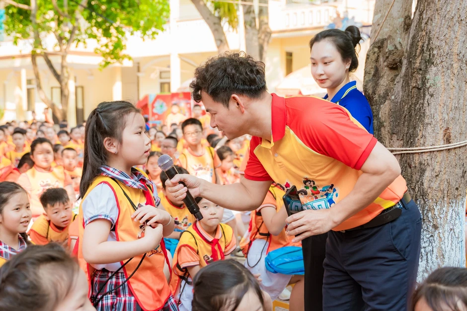 Nghệ sĩ nhân dân Xuân Bắc giao lưu cùng thiếu nhi Nghệ sĩ nhân dân Xuân Bắc giao lưu cùng thiếu nhi