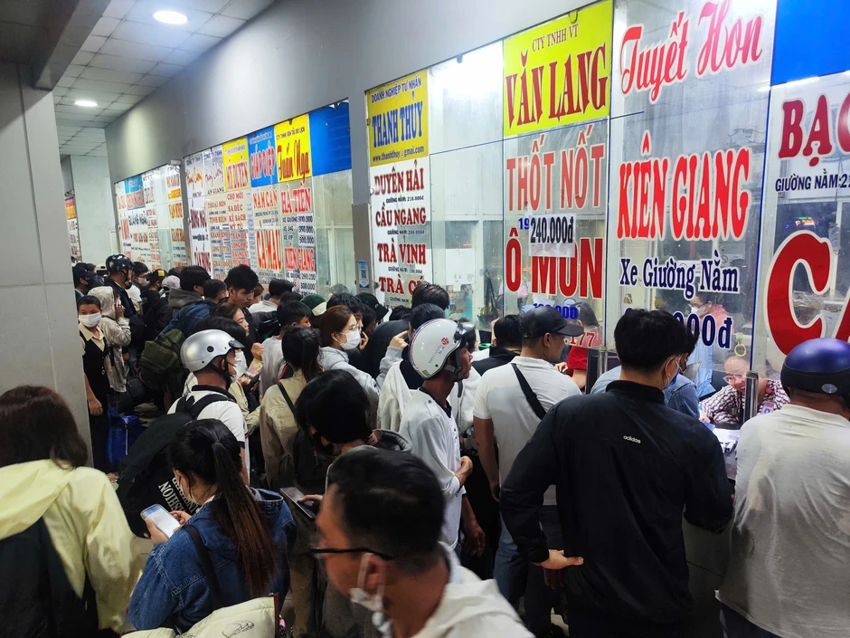 Nghỉ lễ 30.4 - 1.5: Đông đúc tại bến xe Miền tây mua vé về quê