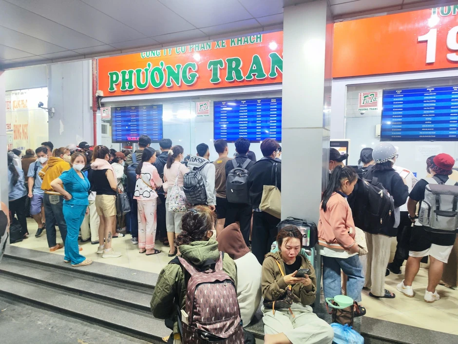 Nghỉ lễ 30.4 - 1.5: Đông đúc tại bến xe Miền tây mua vé về quê
