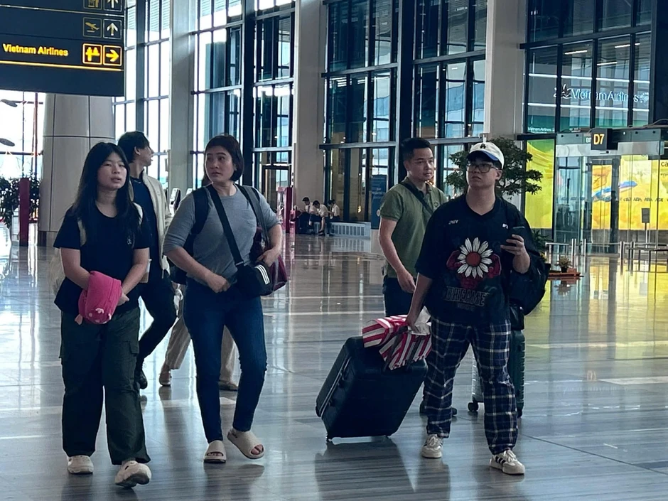 Nghỉ lễ 30.4 - 1.5: Giới trẻ 'quay xe' vì vé máy bay tăng, lo hủy chuyến