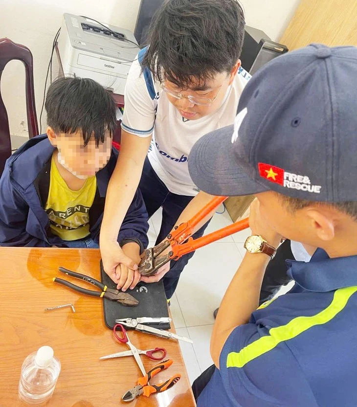 Nghịch đeo nhiều vòng kim loại, học sinh lớp 6 phải nhờ cảnh sát 'giải cứu' Nghịch đeo nhiều vòng kim loại, học sinh lớp 6 phải nhờ cảnh sát 'giải cứu'