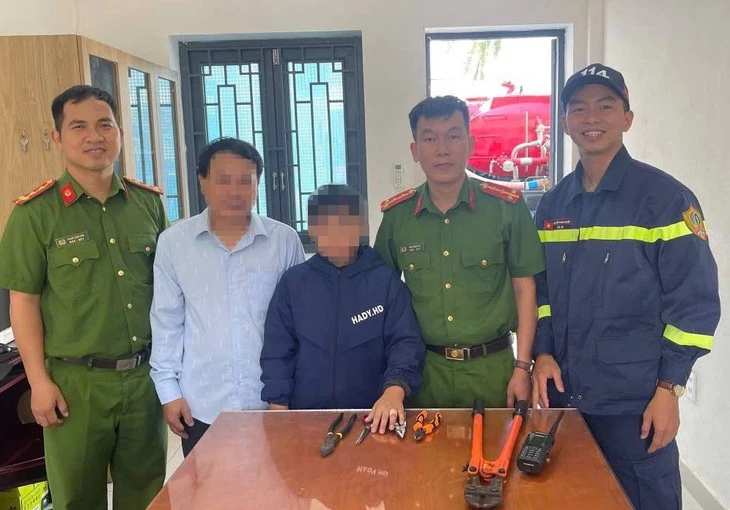 Nghịch đeo nhiều vòng kim loại, học sinh lớp 6 phải nhờ cảnh sát 'giải cứu' Nghịch đeo nhiều vòng kim loại, học sinh lớp 6 phải nhờ cảnh sát 'giải cứu'