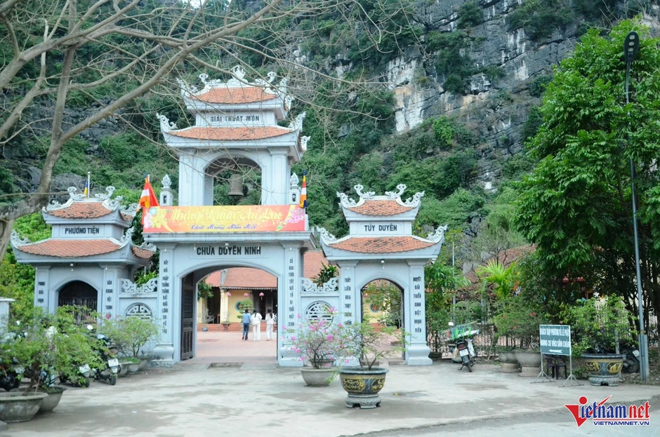 Ngôi chùa 1.000 năm tuổi ở Ninh Bình thu hút giới trẻ đến cầu duyên đầu năm Ngôi chùa 1.000 năm tuổi ở Ninh Bình thu hút giới trẻ đến cầu duyên đầu năm