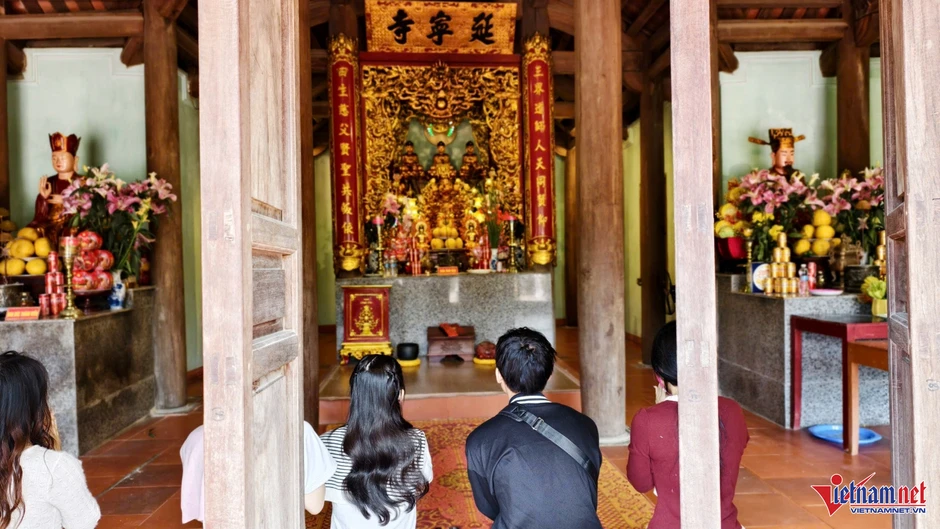 Ngôi chùa 1.000 năm tuổi ở Ninh Bình thu hút giới trẻ đến cầu duyên đầu năm Ngôi chùa 1.000 năm tuổi ở Ninh Bình thu hút giới trẻ đến cầu duyên đầu năm