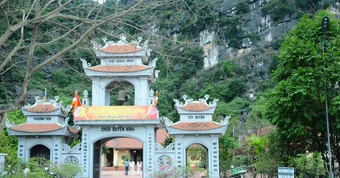 Ngôi chùa 1.000 năm tuổi ở Ninh Bình thu hút giới trẻ đến cầu duyên đầu năm