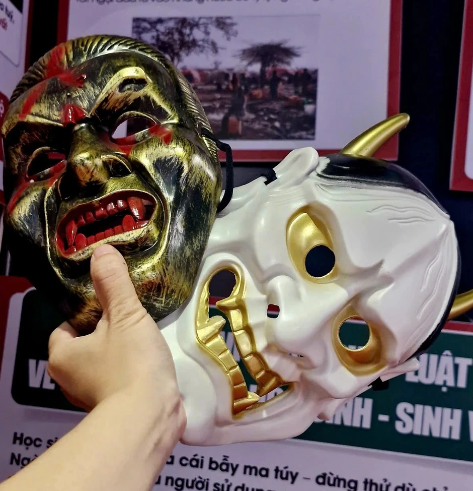 'Ngôi nhà ma' giữa trường tiểu học: Rợn người khi bước vào, tỉnh táo khi bước ra 'Ngôi nhà ma' giữa trường tiểu học: Rợn người khi bước vào, tỉnh táo khi bước ra